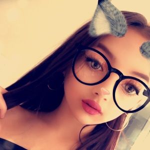 Meet your Posher, Chloe